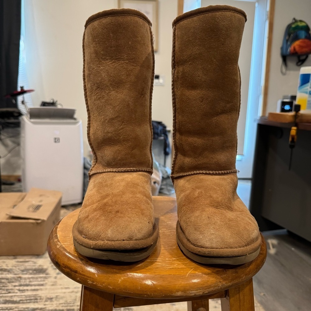 UGG Classic Tall US Women’s Chestnut Boots, size 5, Pre Owned 5815